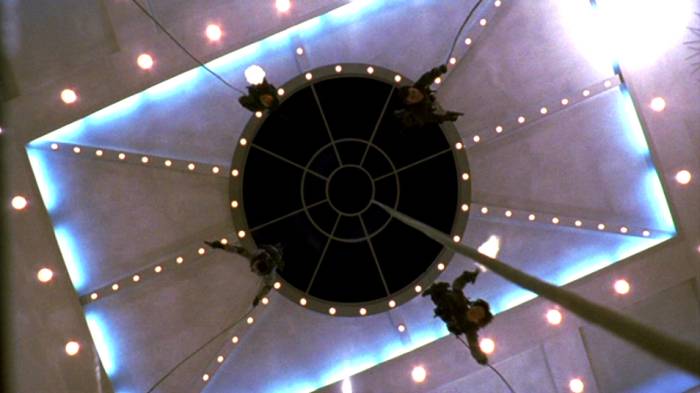 Hureisenjen entering the museum through the skylight